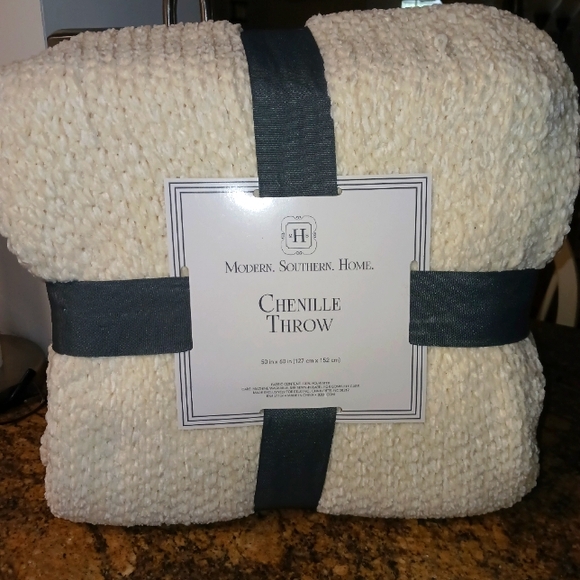 Modern Southern Home NWT Chenelle Throw  50" X 60" (127cm X 152 cm) - Picture 1 of 6